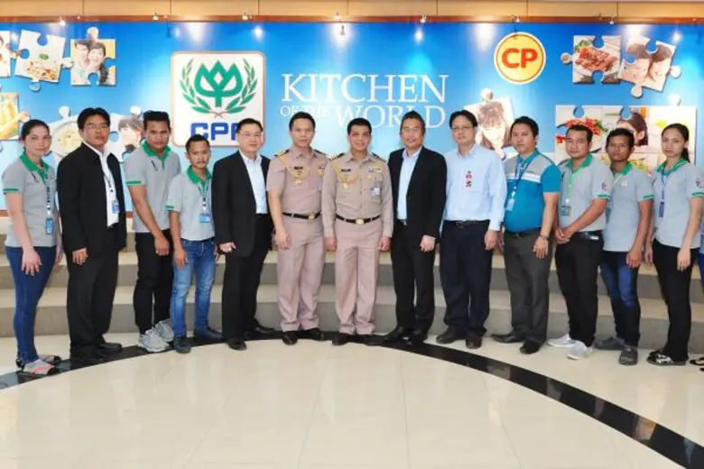 นาวาโท ณฤทธิ์ พิชิตชโลธร(ที่ 7 จากซ้าย) ห...