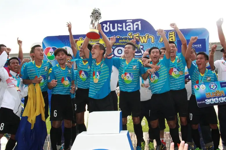 โรงเรียนสุรศักดิ์มนตรี  เฮ! คว้าแชมป์ ฟุตบอล “แชมป์กีฬา 7 สี แชมเปียนคัพ 2015” เป็นสมัยแรก พร้อมทุนการศึกษา 300,000 บาท และถ้วยรางวัลเกียรติยศ