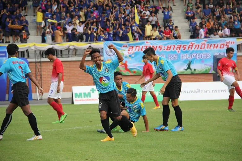 โรงเรียนสุรศักดิ์มนตรี  เฮ! คว้าแชมป์ ฟุตบอล “แชมป์กีฬา 7 สี แชมเปียนคัพ 2015” เป็นสมัยแรก พร้อมทุนการศึกษา 300,000 บาท และถ้วยรางวัลเกียรติยศ