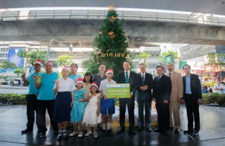 นายสนิท วรปัญญา รองประธานกรรมการ และนายโช...