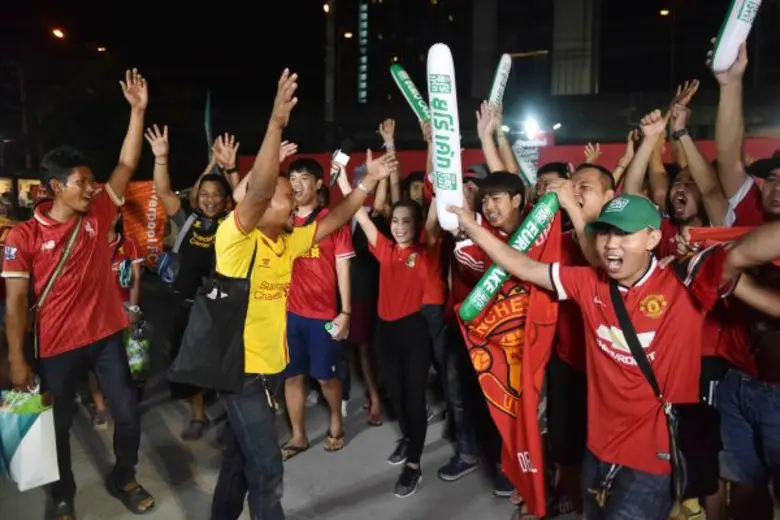 เปิดจอยักษ์ แฟนหงส์แดง – ผีแดง กว่าสี่พันคนร่วมเชียร์บอลสุดมันส์ ในศึกวันแดงเดือด กับ พีพีทีวี เอชดีช่อง 36 ณ บริเวณลานแกรนด์พระราม9