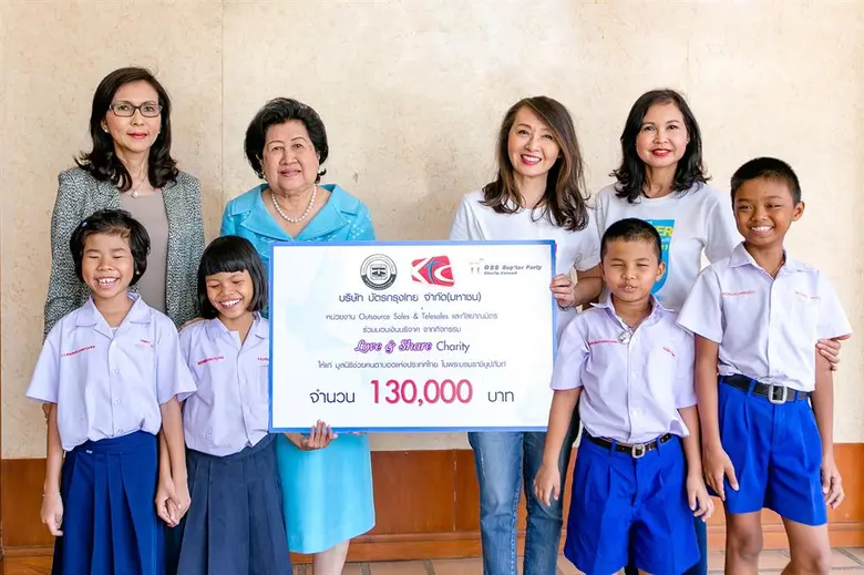 นางสาวสุรางค์?มงคลอารีย์พงษ์ (กลางขวา) ผู...