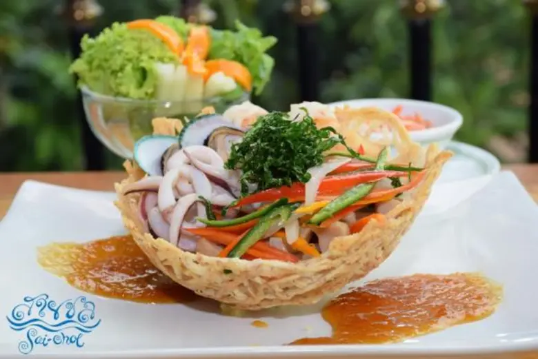 ซีฟู้ดสุดหรู ห้องอาหารสายชลที่มีฉากหลังเป...