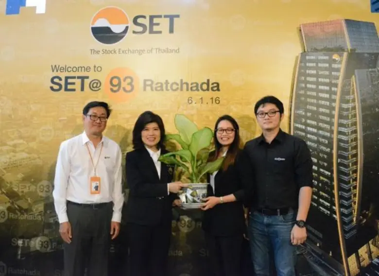 นางสาว นิตา ตรีวีรานุวัฒน์ (คนที่ 2 จากซ้...