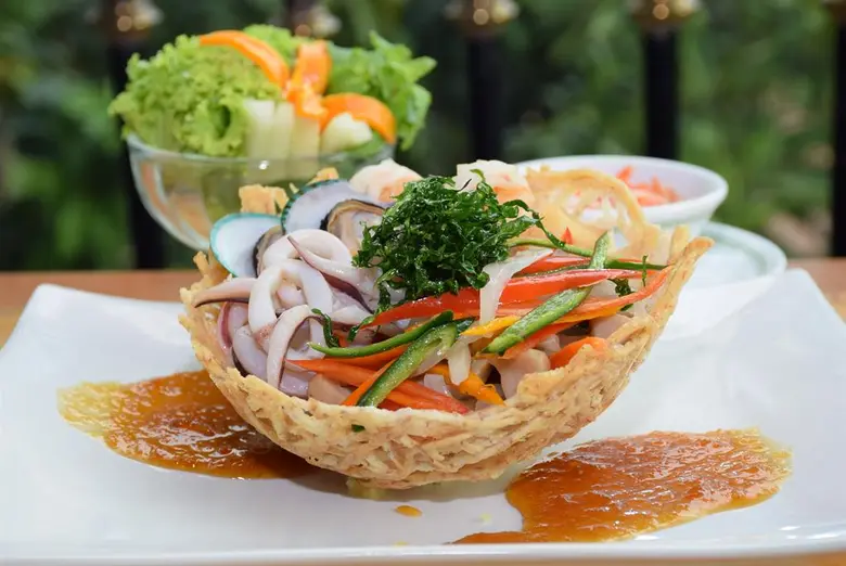 ห้องอาหารสายชลที่มีฉากหลังเป็นสายน้ำเจ้าพ...