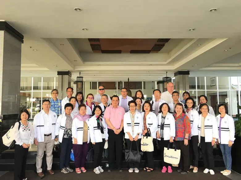 นายมกริน พรหมโยธี (แถวหน้า ที่ 6 จากซ้าย) ผู้จัดการ...