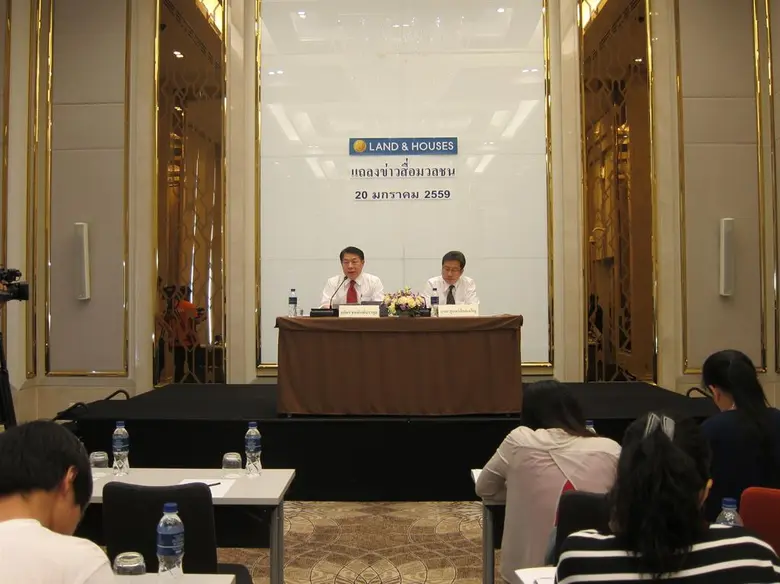 ผลการดำเนินการของบริษัทแลนด์ แอนด์ เฮ้าส์ จำกัด (มหาชน) ปี 2558 มียอดขายรวม (Booking ) 24,700 ล้านบาท ลดลง 21.6% เทียบกับปี 2557 (ปี 2557 มียอดขาย (Booking) รวมทั้งหมด 31,500 ล้านบาท)