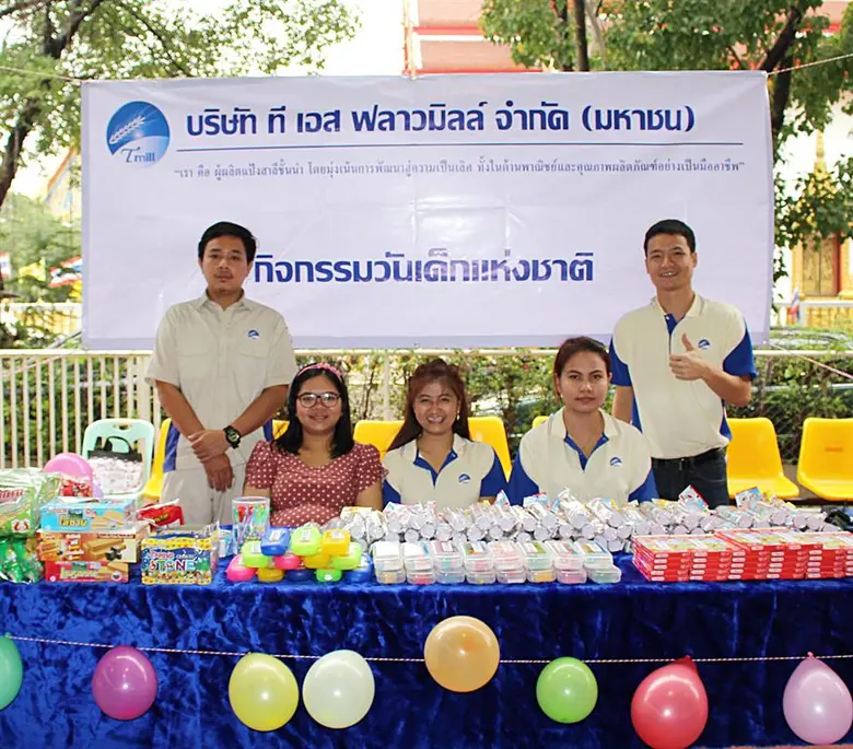 นางแววตา เนตร์พันธ์ (กลาง) ผู้ช่วยผู้อำนว...