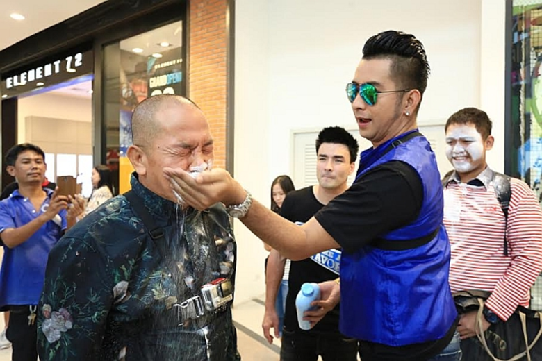 ทีวีไกด์: รายการ "ช่วยฉันที Do Me A Favor (ดูมีอะเฟเวอร์)" บอล-ค่อม ท้าดวลเทคนิคการร้องขอ หาผู้กล้าร่วมภารกิจ