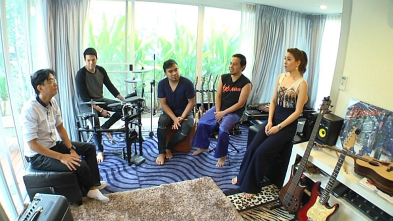 ทีวีไกด์: รายการ "ที่นี่หมอชิต" เยี่ยมบ้านสามหนุ่ม “เมธี – สมเมย์ – อนันต์ ” และพา “ลาบานูน” บุกเซอร์ไพรส์น้องๆ