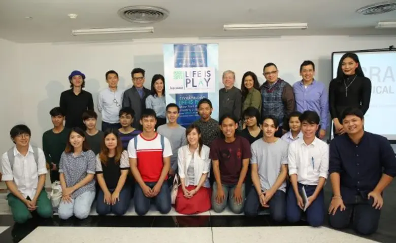 มร.ริชาร์ด โจนส์ (คนที่ห้าจากขวา) รองประธ...