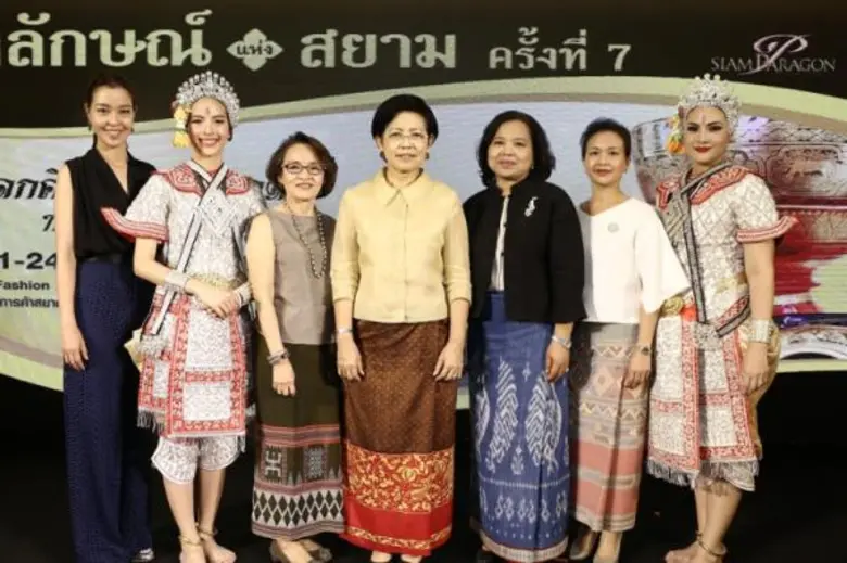 นางอัมพวัน พิชาลัย (ที่ 4 จากขวา) ผู้อำนว...