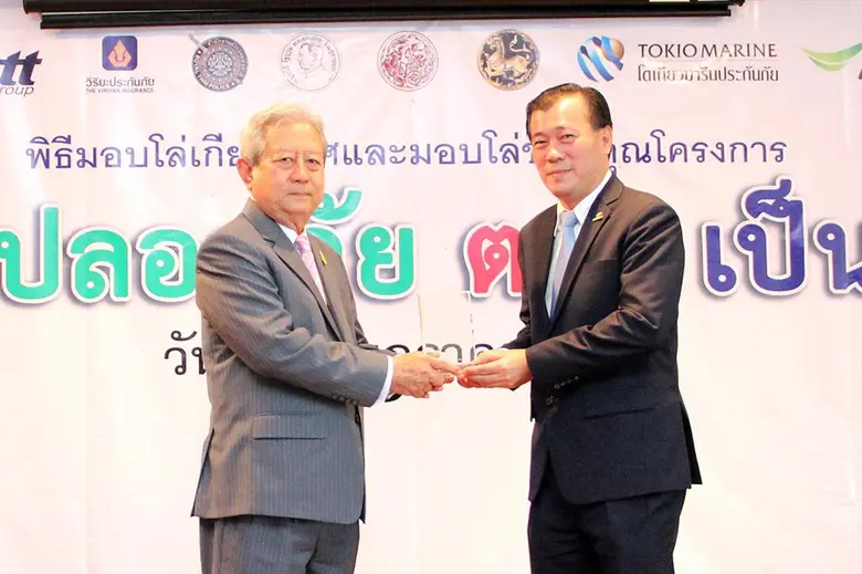 นายไพชยนต์ สุธีรพงศ์พันธ์ (ขวา) รองกรรมกา...