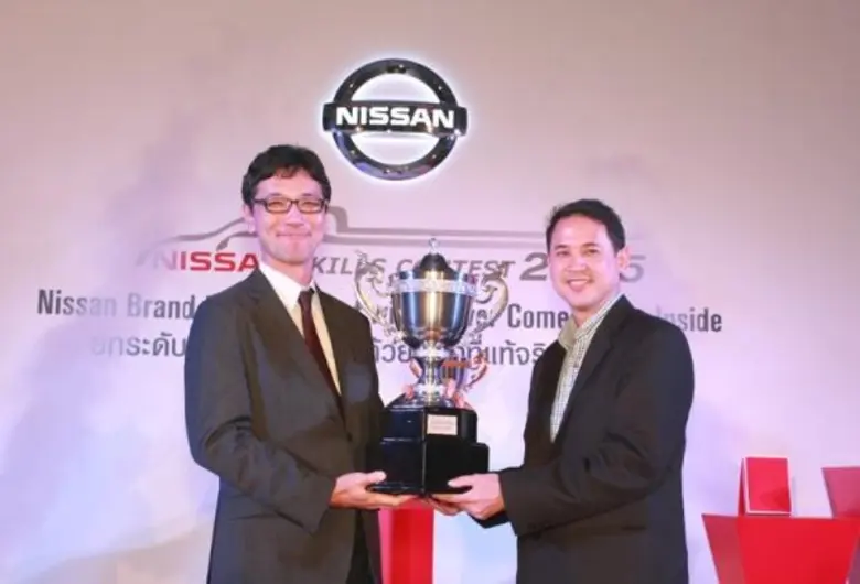 นายกิติสร ปุณณะหิตานนท์ (คนยืนขวา) กรรมกา...