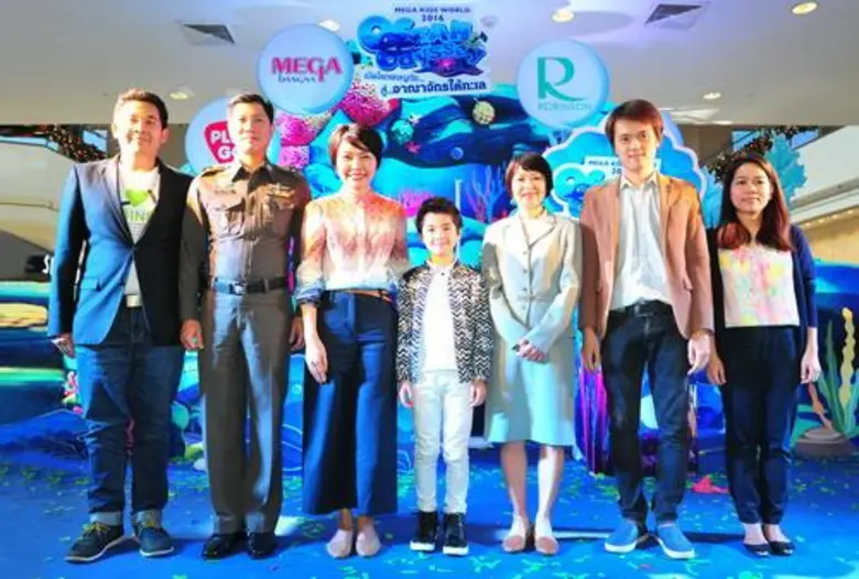 สิรินฉัตร แสงศรี (ที่สามจากซ้าย) รองประธา...