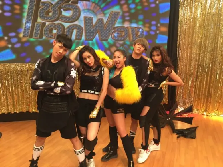 คนมีความรักก็มักจะมีอะไรเปลี่ยนไปในทางที่...