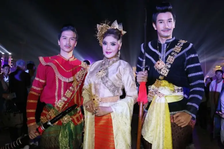 นักร้องลูกทุ่งสาว ดาว มยุรี จูงมือ ภัค-นร...