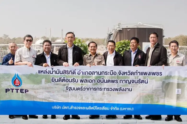 พลเอกอนันตพร กาญจนรัตน์ (ที่ 4 จากซ้าย) ร...