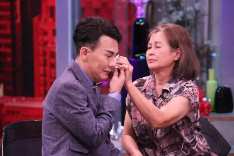 ทีวีไกด์: รายการ “ตีสิบ เดย์” “น็อต แม็กซิม” ปล่อยโฮ !กลางรายการ “ตีสิบเดย์” ก้มกราบเท้า “แม่” หลังพลัดพรากกันมา 38 ปี