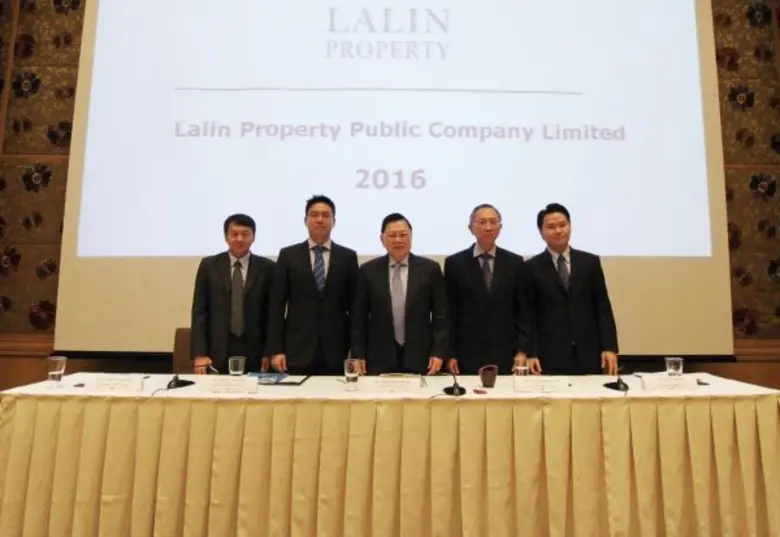 นายไชยยันต์ ชาครกุล (คนกลาง) ประธานกรรมกา...