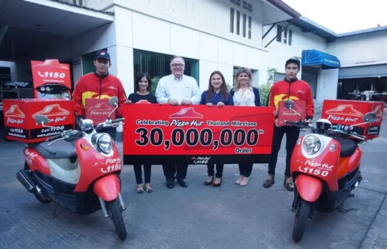 เกร็ก ครีด (ที่3จากซ้าย) ประธานเจ้าหน้าที...