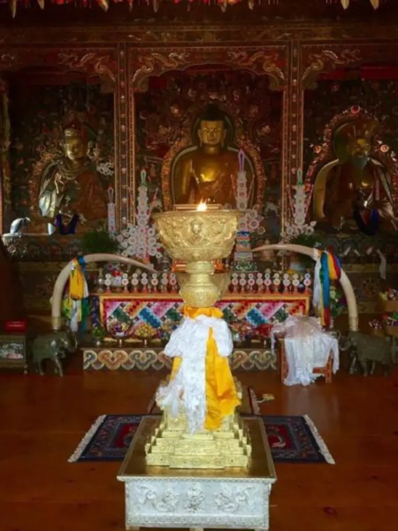 สมเด็จพระราชินี Ashi Dorji Wangmo Wangchuck แห่งประเทศภูฏาน ทรงโปรดเกล้าฯ ให้ Pranda Group เป็นผู้คัดสรรอัญมณีเพื่อสร้าง Golden Butter Lamp ถวายเป็นพระราชกุศลแก่วัด Druk Wangyal Lhakhang