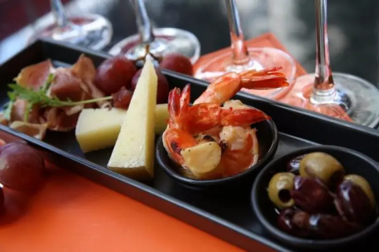 พบกับบุฟเฟ่ต์ไวน์และทาปาสสุดตระการตา ห้อง...