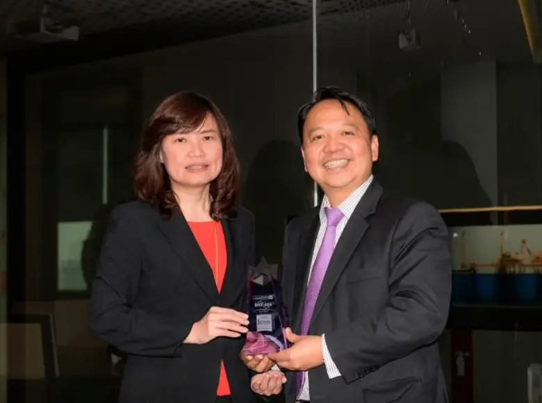 นางสาวพรรณนลิน มหาวงศ์ธิกุล (ซ้าย) รองกรร...