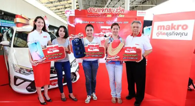 นายศักดา ภักดี (ขวา) รองผู้อำนวยการฝ่ายธุ...