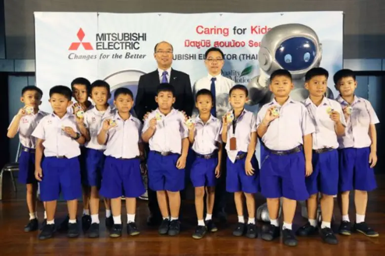 นายทัตสึโอะ มัตสึโอกะ(ซ้าย) กรรมการผู้จัด...