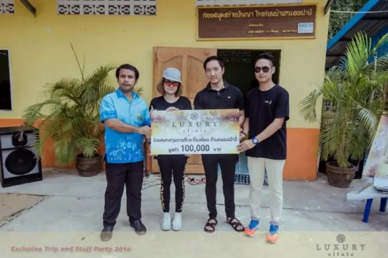 คณะผู้บริหาร และ หนุ่มสาวชาว Luxury Clini...