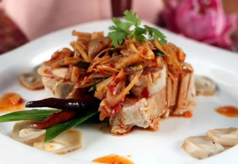 อิ่มเอมอาหารไทยแสนอร่อยในบรรยากาศกตกแต่งห...