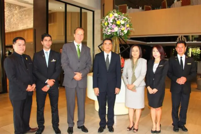 อภิสิทธิ์ เวชชาชีวะ อดีตนายกรัฐมนตรีและหั...