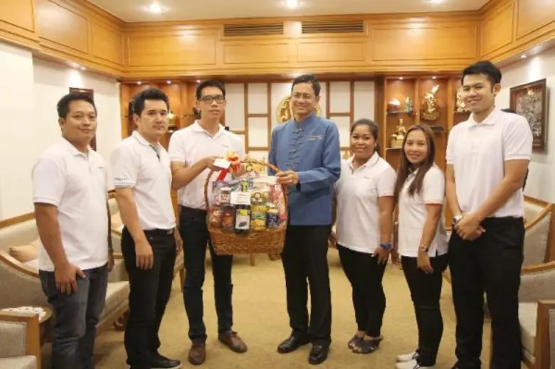 คุณสรศักดิ์ คันธวงศ์ (ที่ 3 จากซ้าย) ผู้จ...