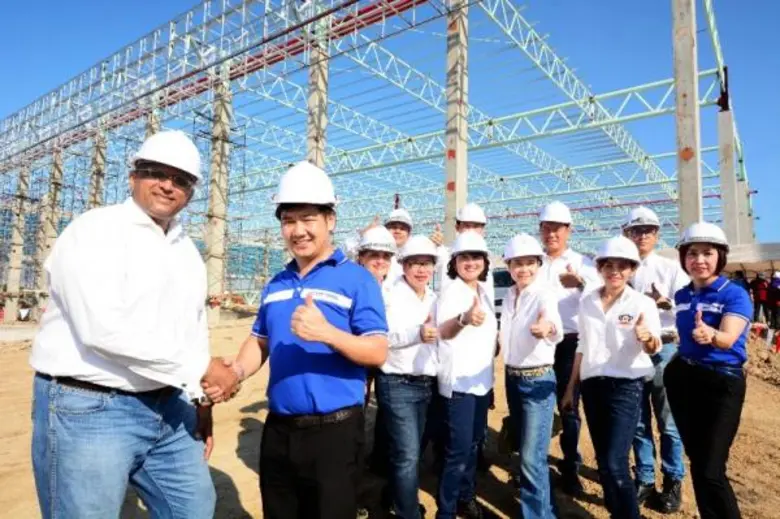 Mr. Patan Somburanasin (2nd left), Managi...