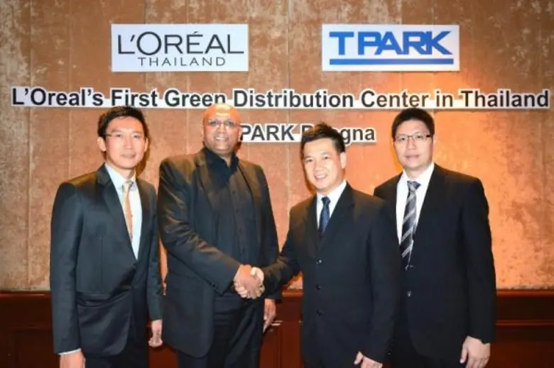 Mr. Patan Somburanasin (2nd right), Manag...