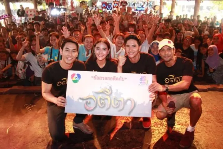 “อ๋อม-ไมค์-ปุ๊กลุก-เมฆ” บุก!ตลาดน้ำอโยธยา ชวนแฟนละครย้อนรอยอดีตกับ “อตีตา”