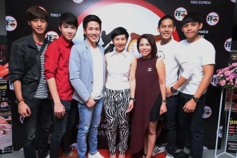 นางสาวเปรมินทร์ เลอนรเสฏฐ์ (กลาง) ผู้จัดก...