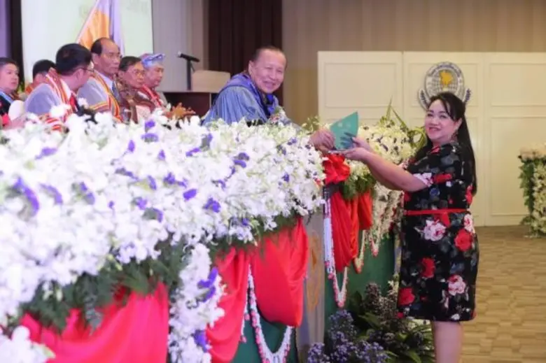 ลาวัลย์ ศิลาพงษ์ (ขวา) ผู้จัดการฝ่ายทรัพย...