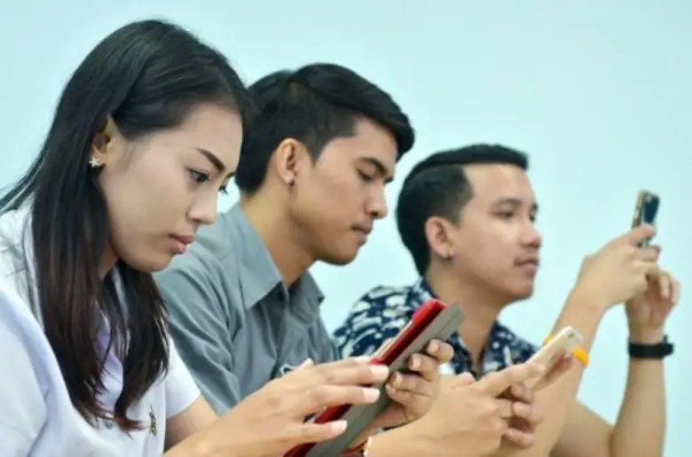 จักษุแพทย์เตือนหนุ่มสาวออฟฟิศที่ชีวิตติดจอ และหนุ่ม...