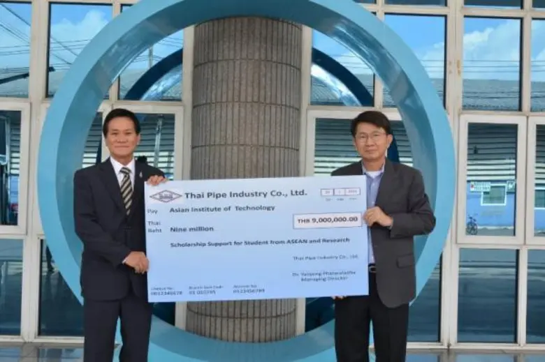 พันเอก ดร.ยรรยง ภัทรเลาหะ (ขวา) กรรมการผู...