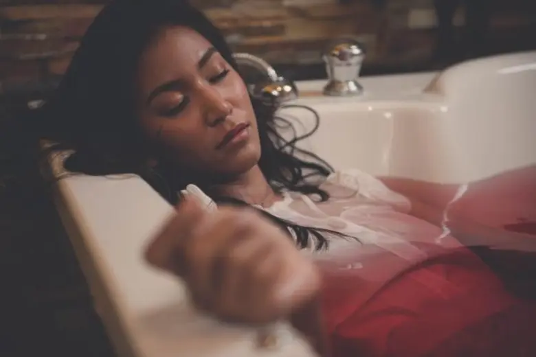 เจาะเบื้องหลังกองถ่าย MV "เปลวไฟ"  ถึงคราวแตกคอ...“เมนเทอร์บี น้ำทิพย์" และ "จุ๊กกรู๊ The Face" เพราะ..???