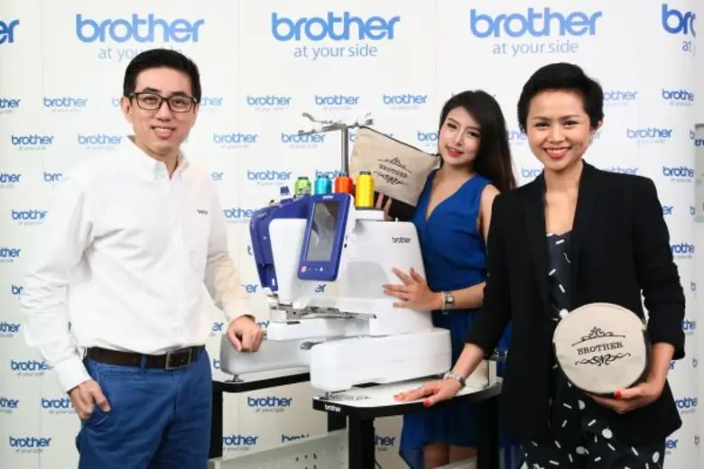 นายธีรวุธ ศุภพันธุ์ภิญโญ (ซ้าย) ผู้อำนวยการ ฝ่ายขาย...