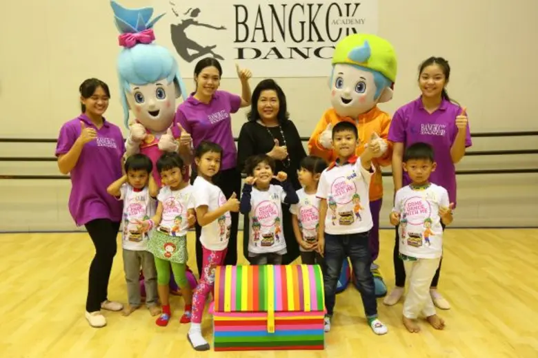 สถาบันบางกอกแดนซ์ นำโดย นางสาววัลลภา ปัจฉ...