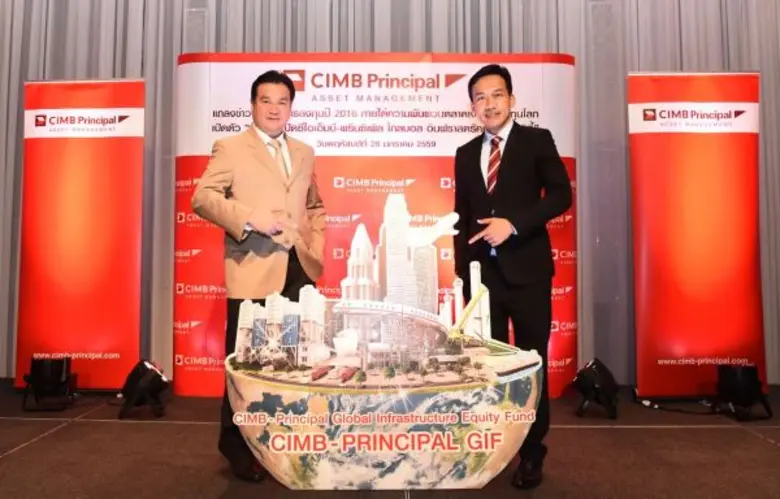 นายจุมพล สายมาลา (ซ้าย) ประธานเจ้าหน้าที่...