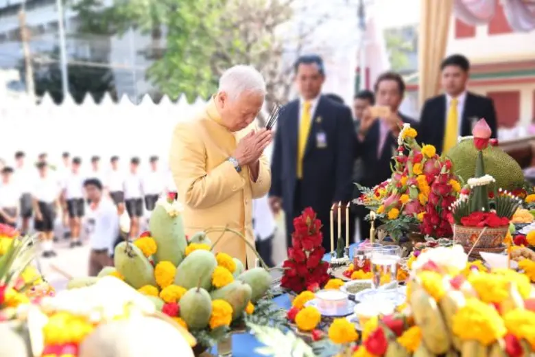 พลเอกเปรม ติณสูลานนท์ ประธานองคมนตรีและรัฐบุรุษ ในฐ...