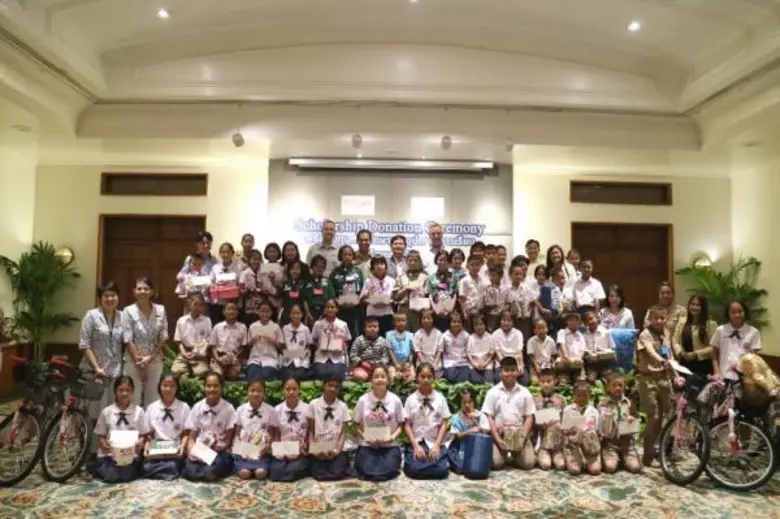 ปีเตอร์ นีลสัน (แถวหลัง ที่ 8 จากซ้าย) ผู...