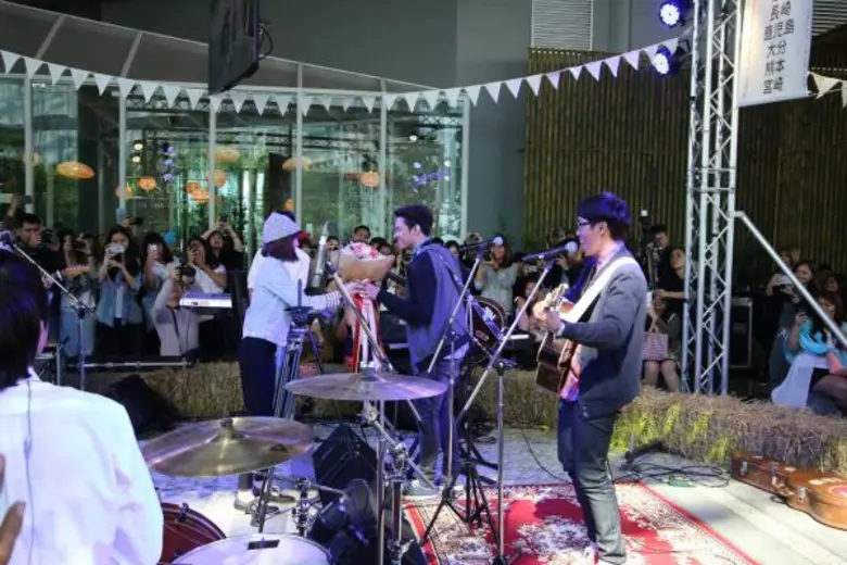 เนตรชนก บิ๊กบอส ช่องทรูโฟร์ยู สร้างปรากฏการณ์สุดยอดความบันเทิง แบบอินเตอร์แอคทีฟ ซีรีส์ รับชม-แชทสด กับ “แดน วรเวช-เอ๊ะ ละอองฟอง” แบบเรียลไทม์ ใน คิวชู เดอะซีรีส์ ลงจอทุกวันเสาร์-อาทิตย์ เริ่มออกอากาศ 30 มกราคมนี้ เวลาดี 11.00 น.