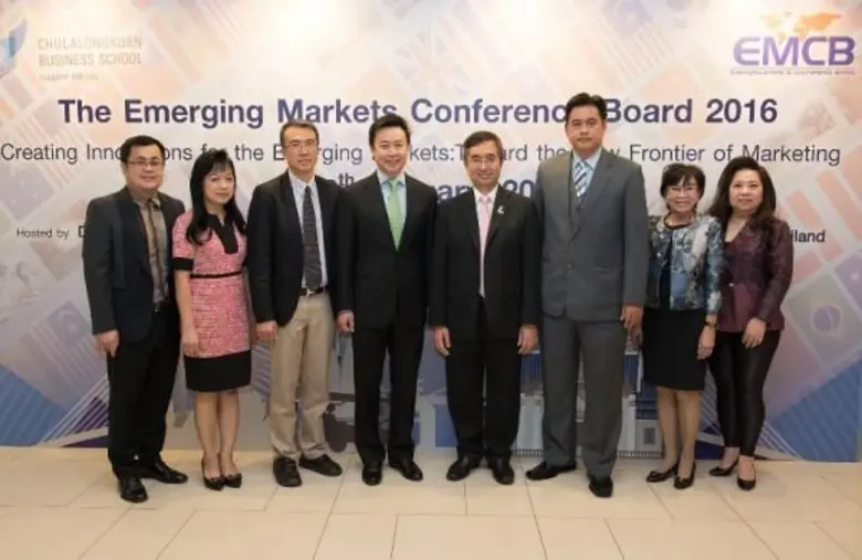 มารุต บูรณะเศรษฐกุล (คนที่ 4 จากซ้าย) กรร...