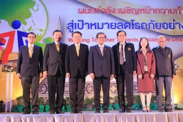 นพ. ธวัช สุนทราจารย์ (คนที่ 4 จากซ้าย) ผู...